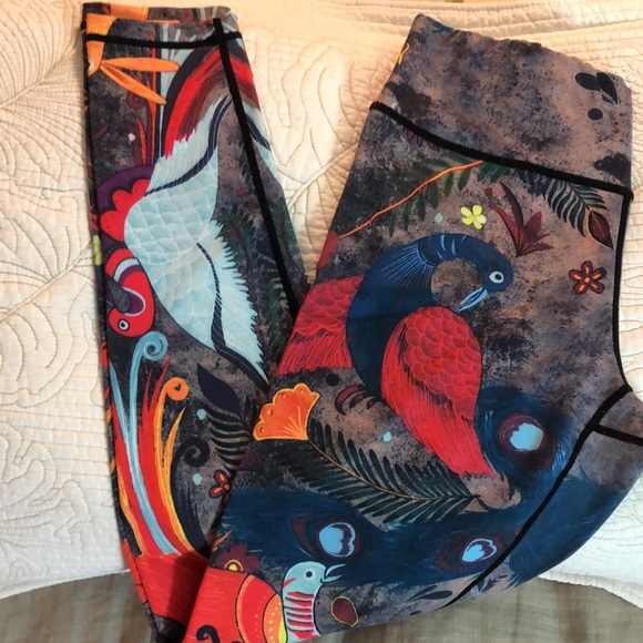 FINEMORE size Medium PEACOCK Print Legging VIVID Coloring LongLeg RARE $129 NEW - Picture 2 of 13
